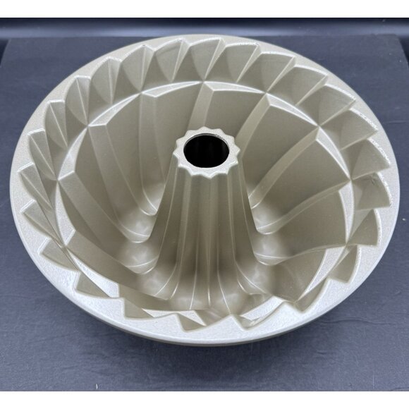Nordic Ware Kugelhopf Bundt Pan 10 Cup Cake Pan  Bakeware - Picture 4 of 9